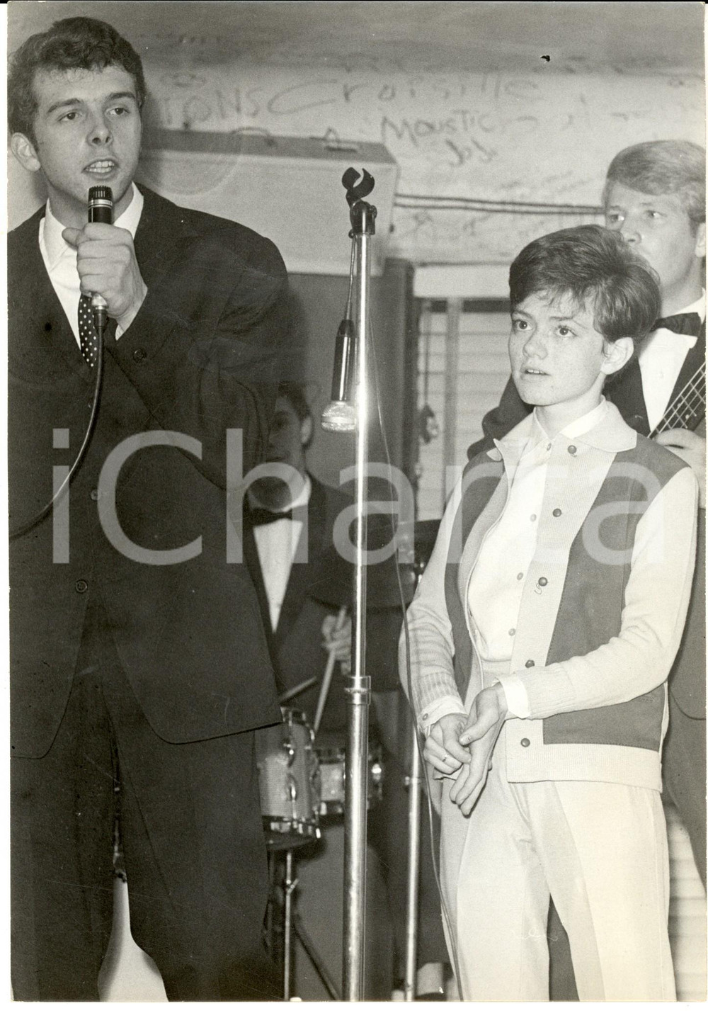 Fotografia d epoca originale 1963 PARIS Rita PAVONE con il presentatore durante uno spettacolo Fotografia 1