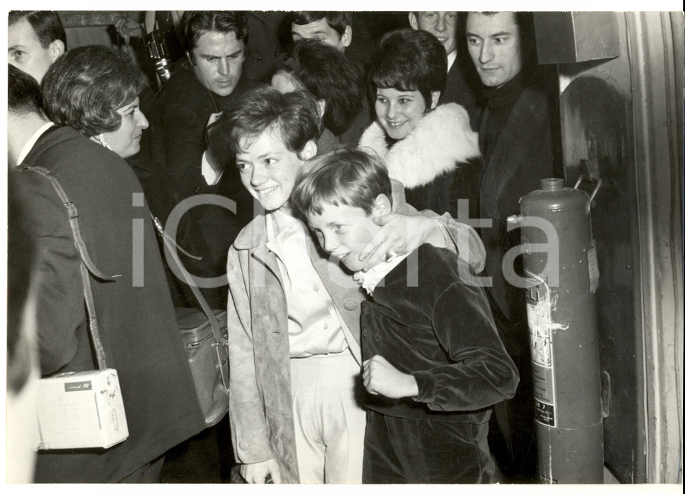 Fotografia d epoca originale 1963 PARIS Rita PAVONE con un giovane fan dopo uno spettacolo Fotografia 1