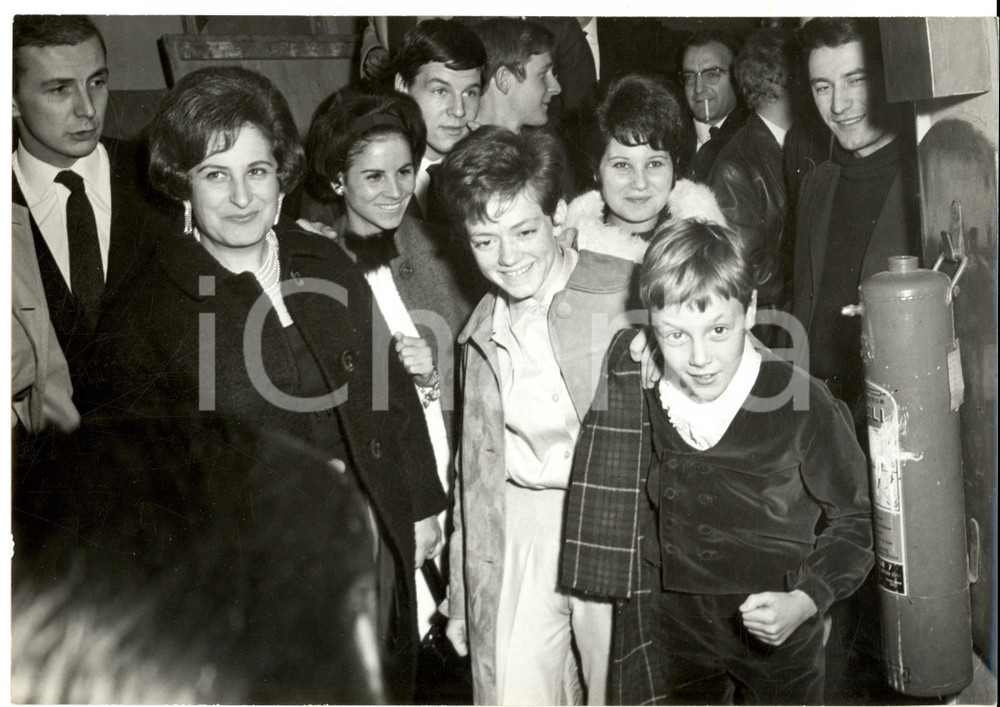 Fotografia d epoca originale 1963 PARIS Rita PAVONE con un giovane fan dopo uno spettacolo Foto 19 x 24 1