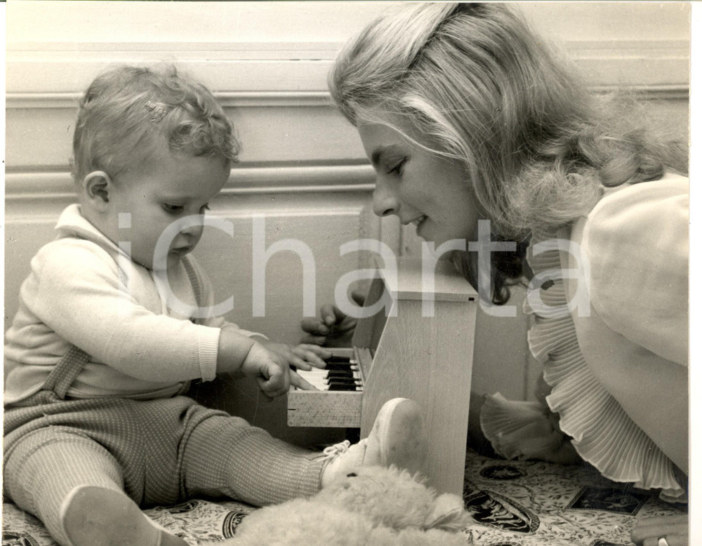 Fotografia d epoca originale 1960 ca PARIS Scrittrice AnneMarie de VILAINE gioca con il figlio Foto 27 x 21 1