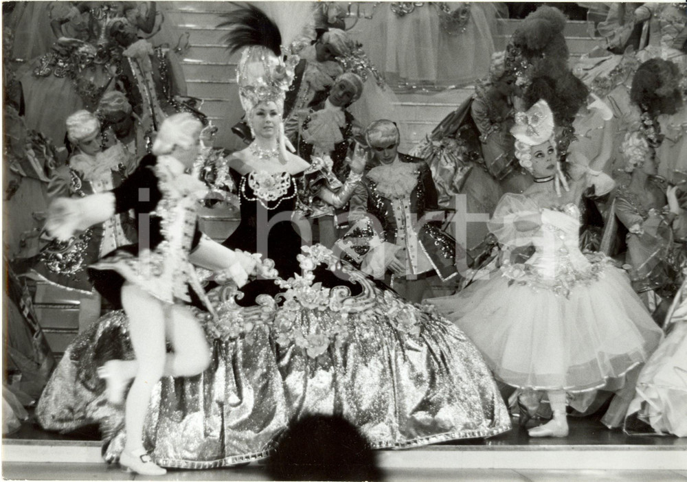 Fotografia d epoca originale 1960 ca CASINO de PARIS Ballerine e ballerini in costume durante uno spettacolo 1