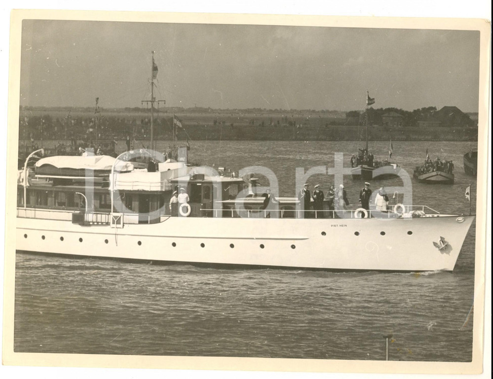 Fotografia d epoca originale 1960 ca Famiglia reale d OLANDA a bordo dello yacht PIET HEIN Fotografia 24x19 1