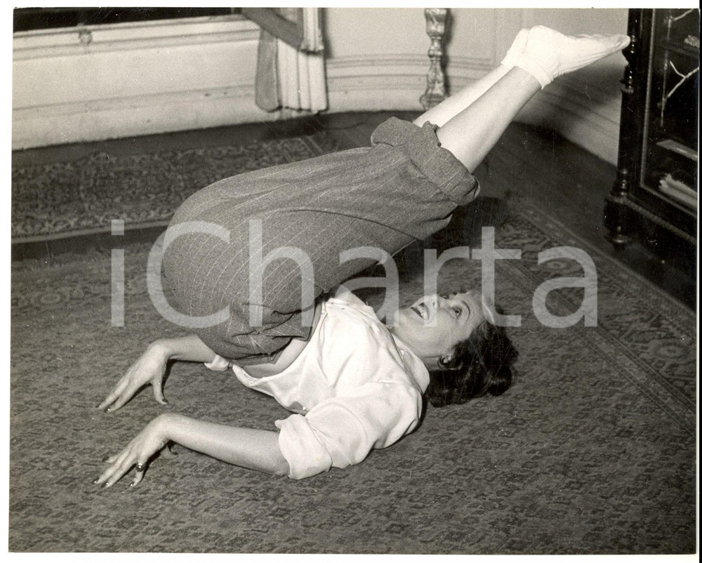 1960 ca PARIS Attrice ROBERTA fa ginnastica nella propria stanza *Fotografia