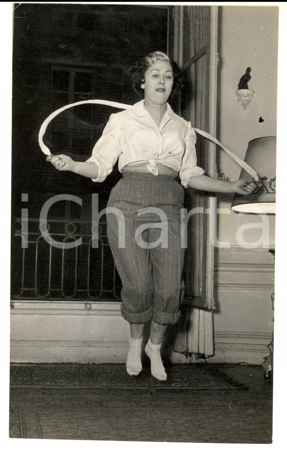 Fotografia d epoca originale 1960 ca PARIS Vedette ROBERTA salta la corda nella propria casa Fotografia 1