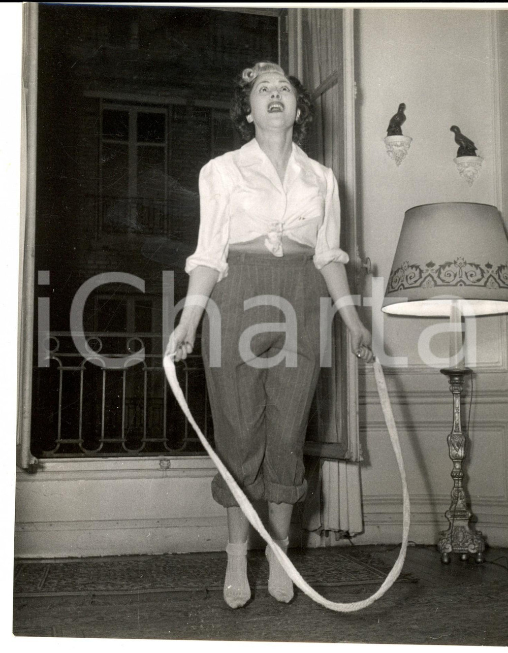 Fotografia d epoca originale 1960 ca PARIS Attrice ROBERTA salta la corda nella propria casa Foto 18x22 1