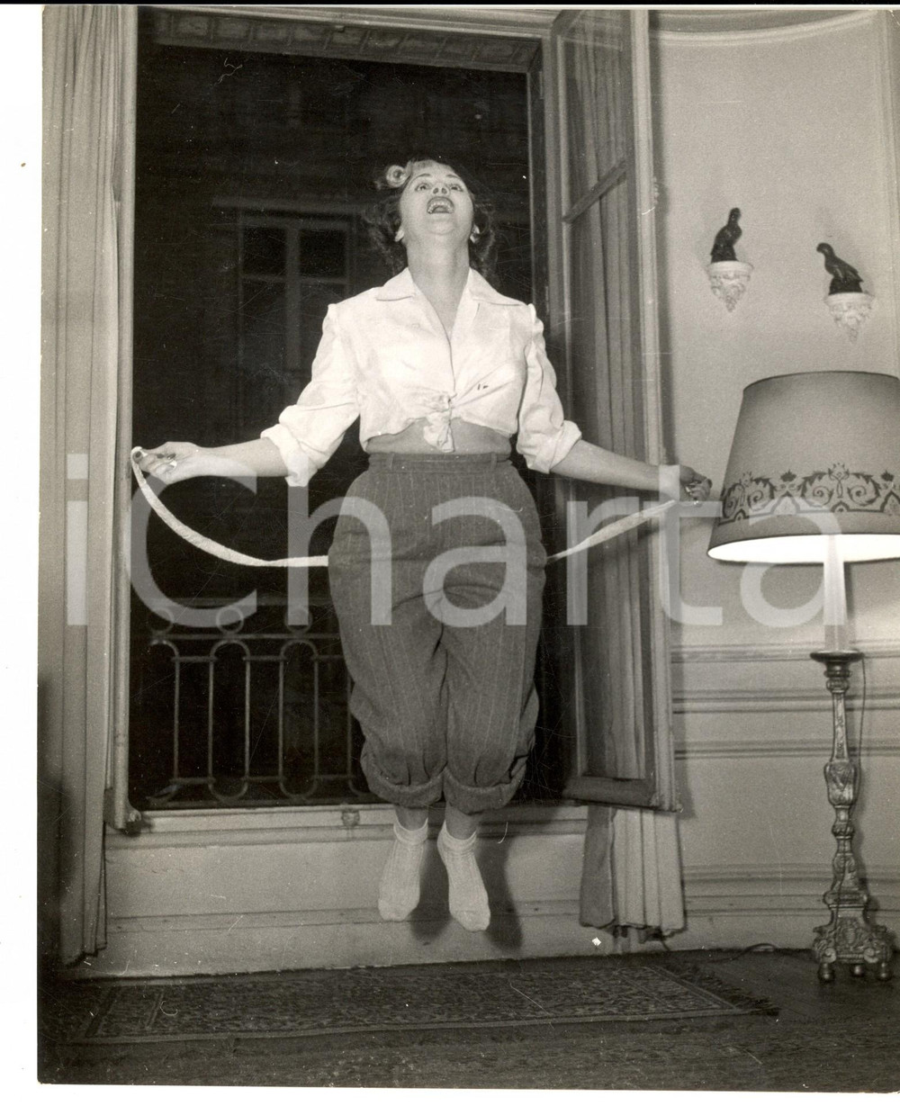 Fotografia d epoca originale 1960 ca PARIS Attrice ROBERTA salta la corda nella propria stanza Fotografia 1