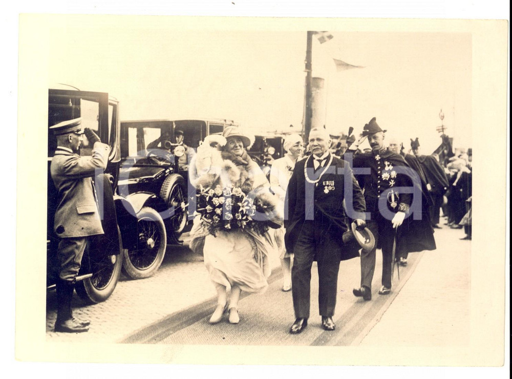 Fotografia d epoca originale 1940 ca TERNEUZEN  ND Regina Guglielmina d OLANDA accolta dal sindaco Foto 1