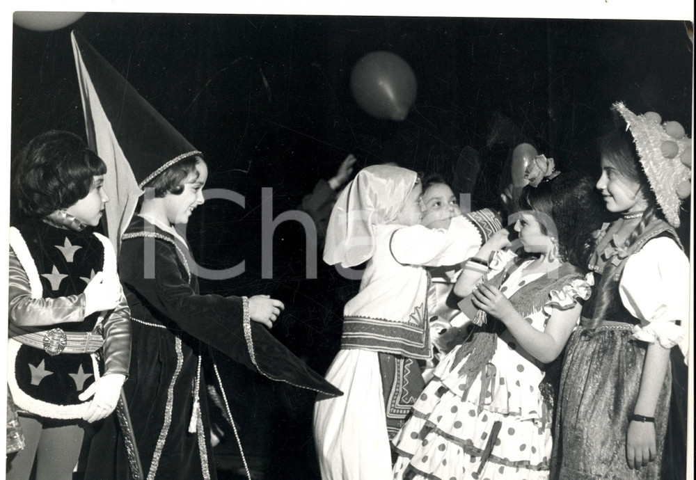 Fotografia d epoca originale 1965 ca AMMAN Festa in costume con la principessa Alyia di GIORDANIA bambina 1
