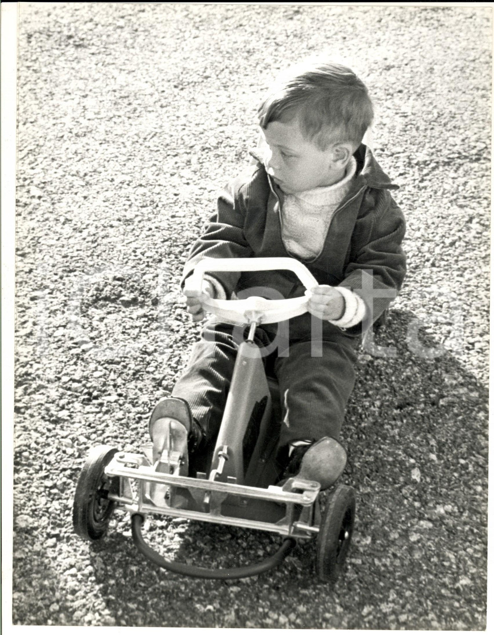 Fotografia d epoca originale 1965 ca AMMAN Abd Allah di GIORDANIA bambino sul suo triciclo Fotografia 1