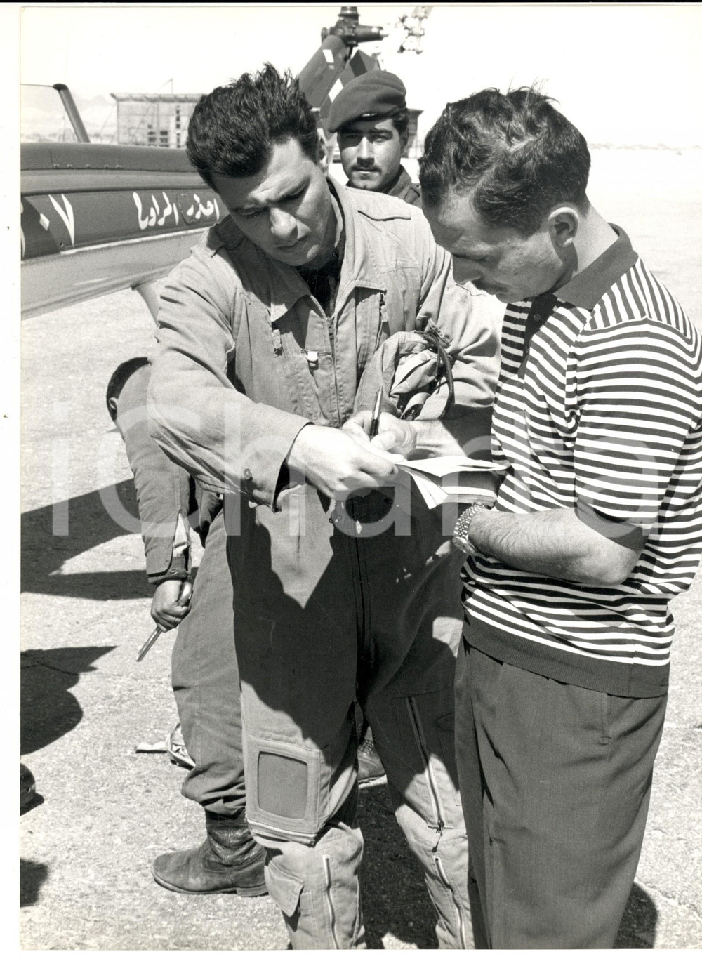 Fotografia d epoca originale 1960 ca AMMAN Re Hussein di GIORDANIA atterrato con il suo elicottero Foto 1