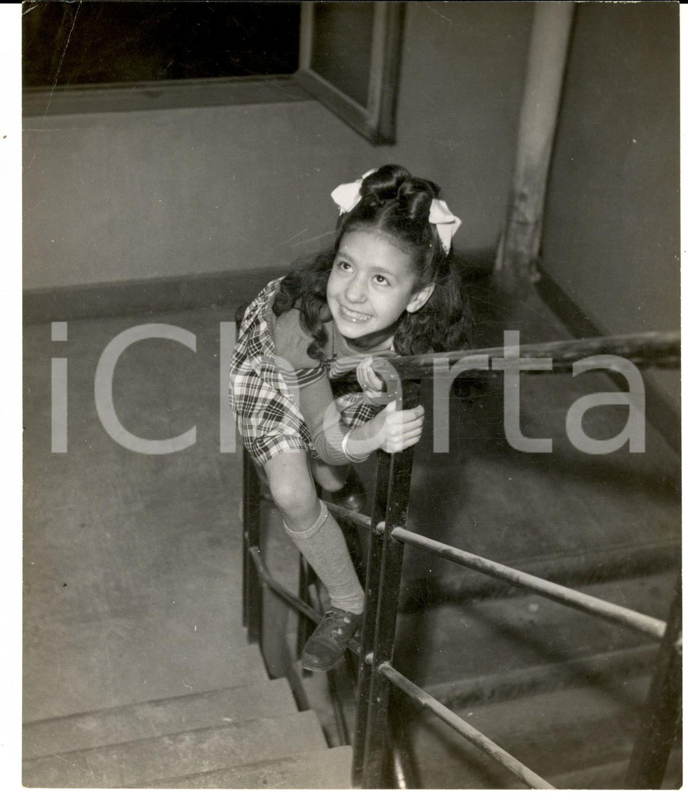 Fotografia d epoca originale 1950 ca STORIA DELLA DANZA Rosita RIVERA gioca su una scala Fotografia 1
