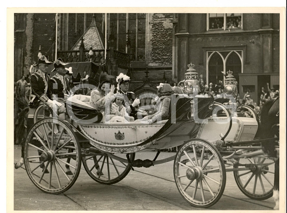 1950 ca AMSTERDAM Giuliana d'OLANDA con la famiglia in carrozza saluta i sudditi