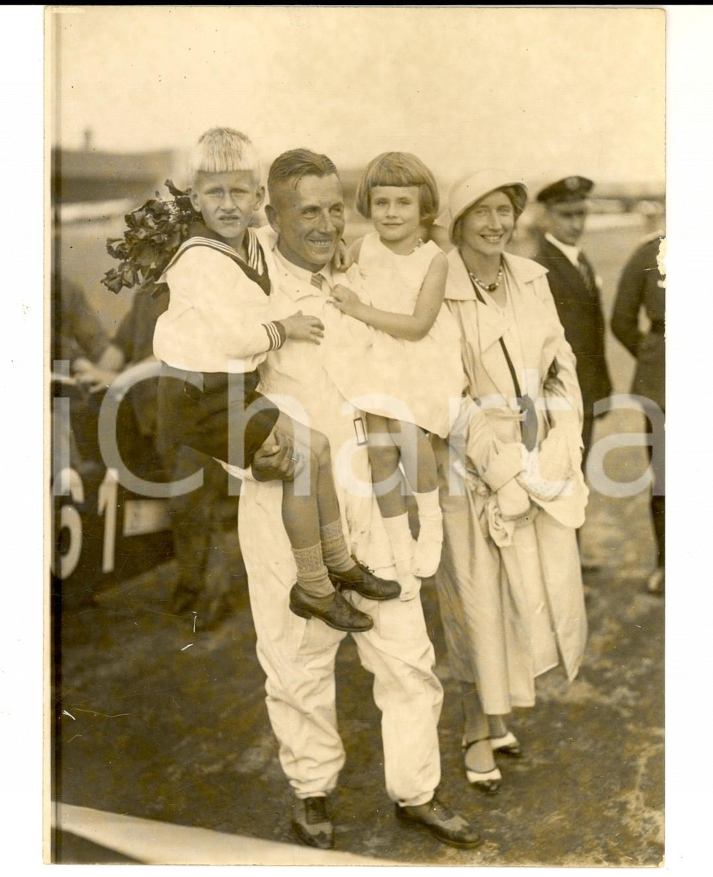 Fotografia d epoca originale 1932 BERLIN TEMPELHOF Aviatore Reinhold POSS accolto dai figli all atterraggio 1
