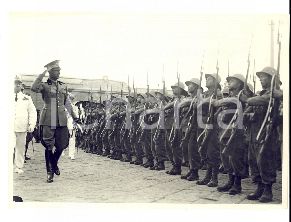 Fotografia d epoca originale 1936 NAPOLI Principe UMBERTO II con Divisione SILA per AFRICA ORIENTALE 1