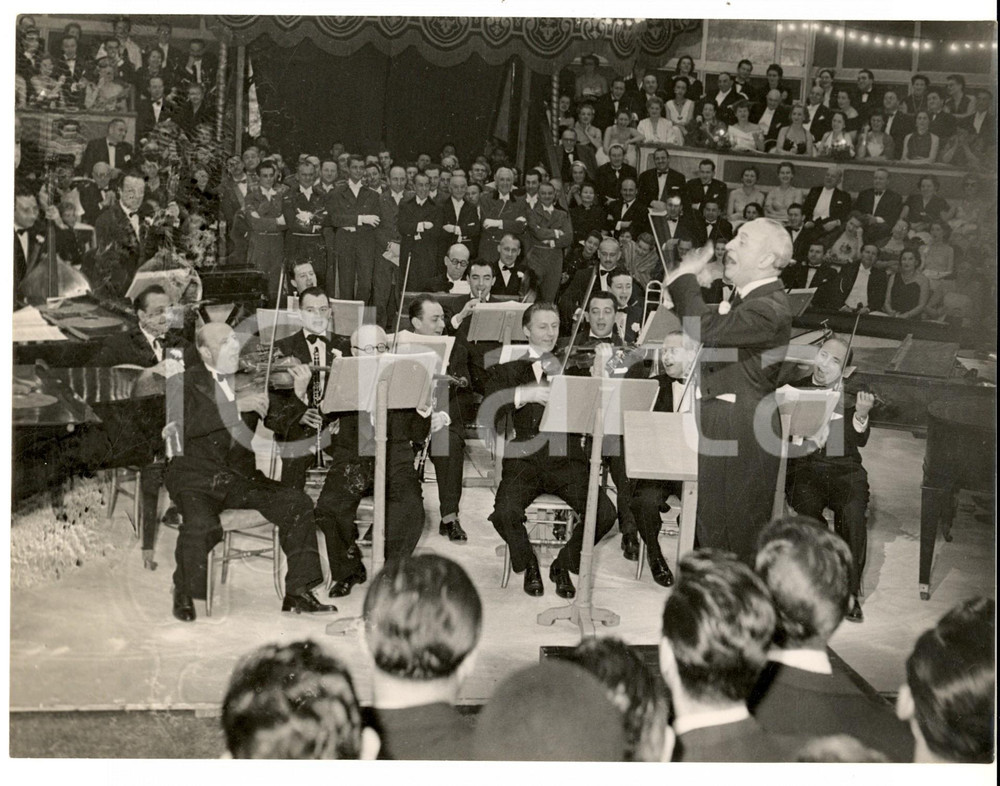 Fotografia d epoca originale 1960 ca PARIS Gala Union des Artistes  Robert PIZANI dirige l orchestra 1