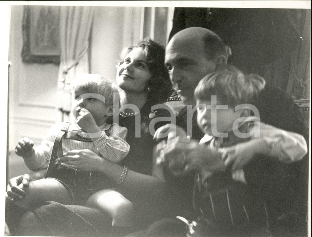 Fotografia d epoca originale 1965 ca VERSAILLES F Umberto di SAVOIA con i nipoti e la figlia Maria Pia 1