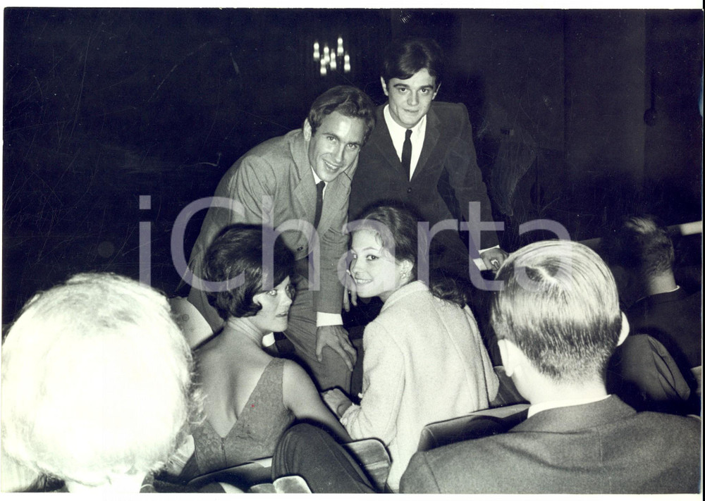 Fotografia d epoca originale 1960 ca PARIS Frank VILCOUR  a una serata mondana con gli amici Foto LYNX 1