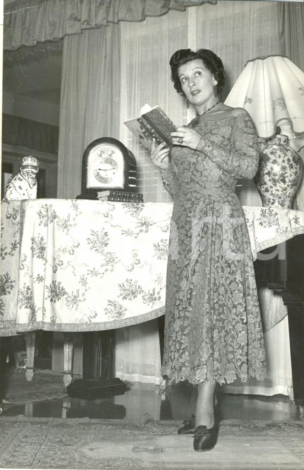 Fotografia d epoca originale 1950 ca ROMA L attrice Isa POLA di ritorno da LONDRA legge un libro Fotografia 1