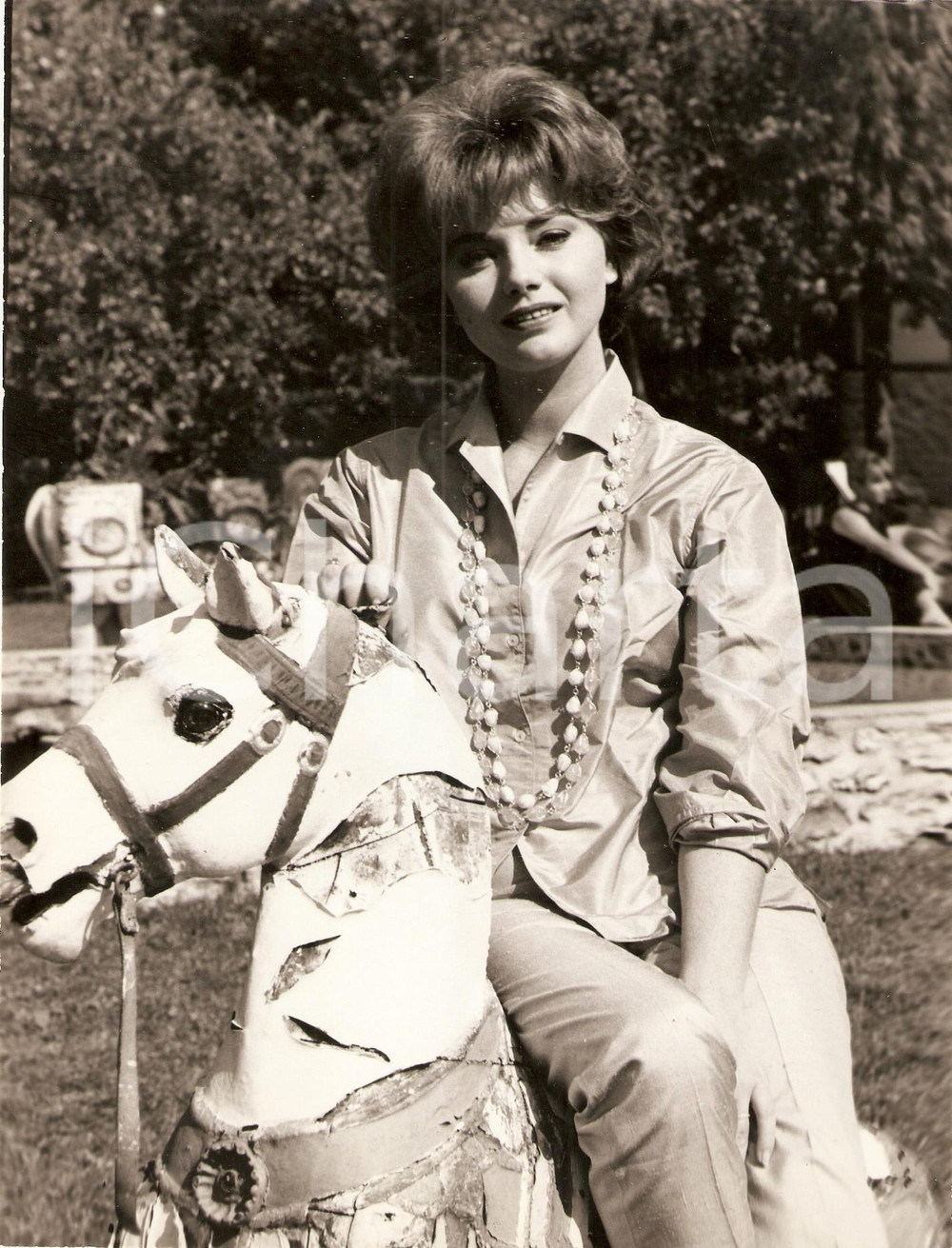 Fotografia d epoca originale 1960 ca CINEMA Sylva KOSCINA Ritratto su cavallino a dondolo Fotografia 1