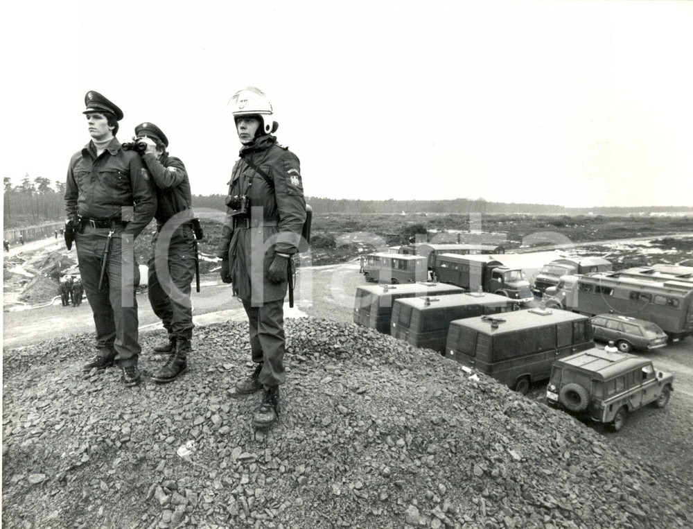 Fotografia d epoca originale 1982 FRANKFURT Poliziotti di vedetta contro manifestazione all aeroporto 1