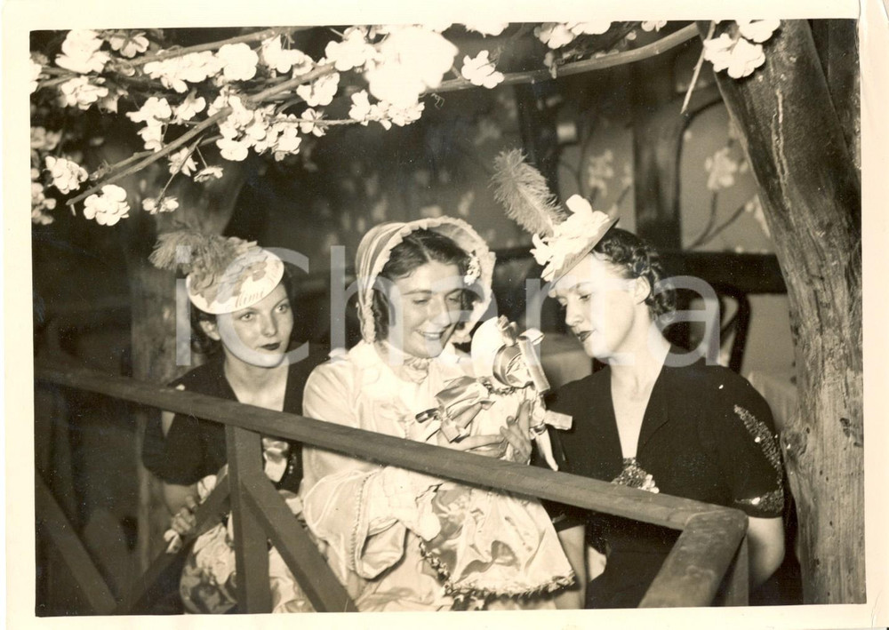 Fotografia d epoca originale 1938 PARIS Christiane ROBERT ad una festa in maschera a tema MIMI PINSON 1