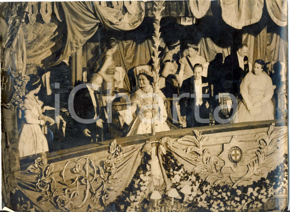 Fotografia d epoca originale 1950 LONDON COVENT GARDEN Regina Elisabetta II marito Filippo e Vincent AURIOL 1