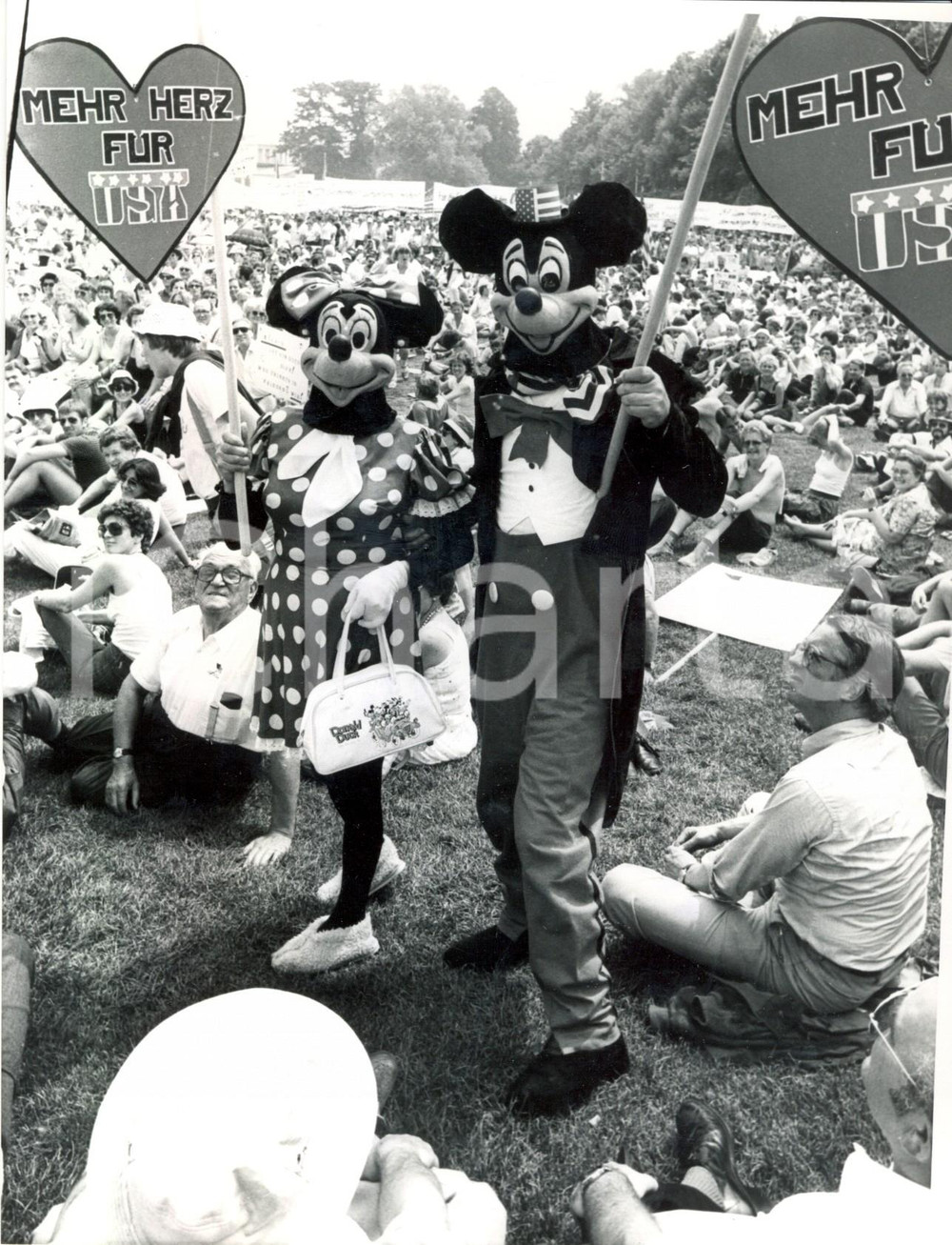 Fotografia d epoca originale 1982 BONN Mickey Mouse e Minnie manifestano per gli USA Fotografia 1 1