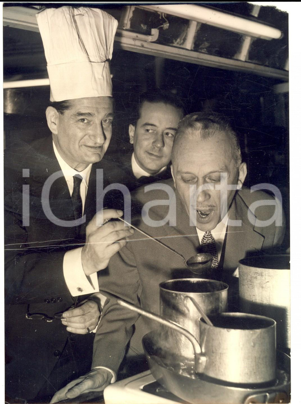 1958 PARIS Robert POIRER fait gouter son menu à Jean MARSAC *Foto DANNEGGIATA