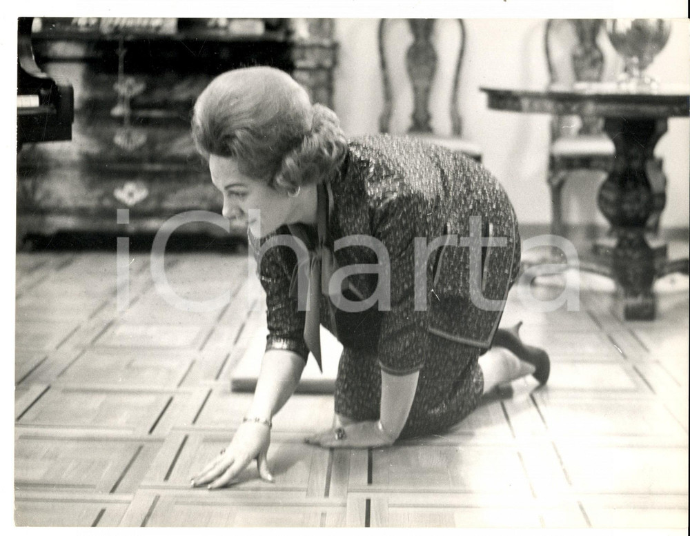 Fotografia d epoca originale 1960 ca MILANO Soprano Renata TEBALDI carponi sul pavimento Fotografia 1
