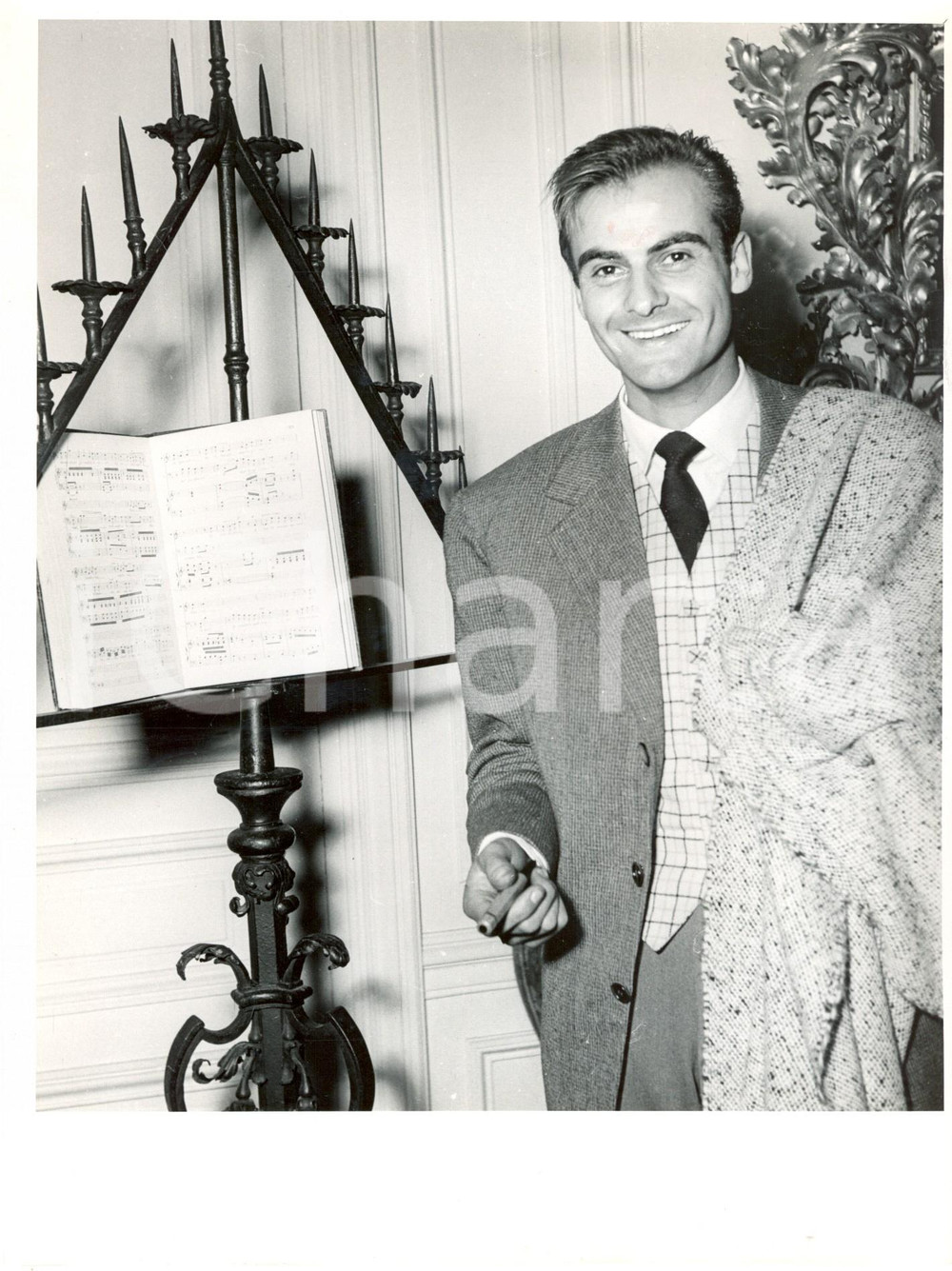 Fotografia d epoca originale 1960 ca FRANCIA Il musicista Robert Clausse con sigaro e spartito Fotografia 1