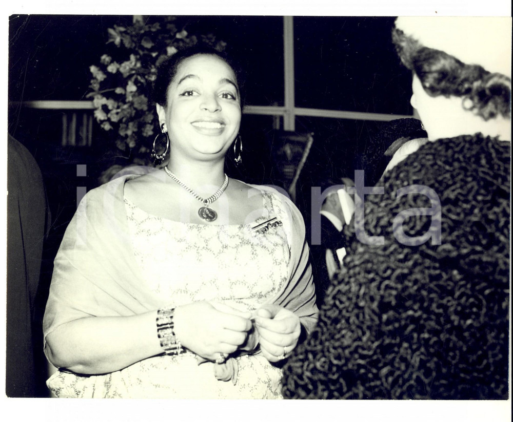 Fotografia d epoca originale 1960 ca PARIS Cantante caraibica MOUNE DE RIVEL a una serata Foto 1 1