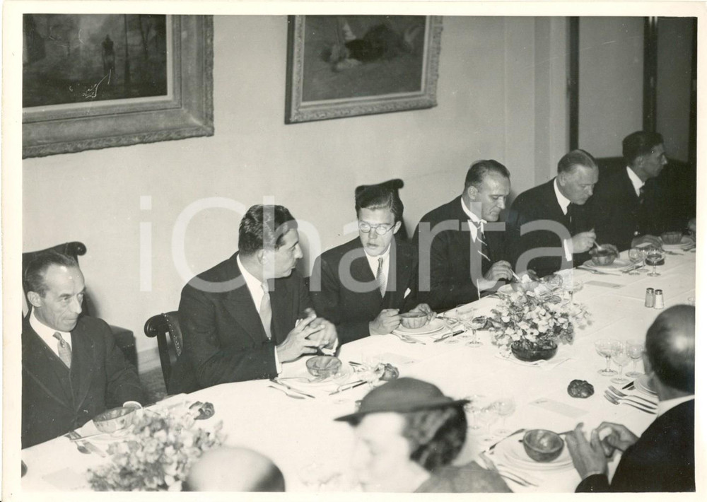 Fotografia d epoca originale 1950 ca SVEZIA Principe Carlo Giovanni BERNADOTTE a una cena d onore FOTO 1
