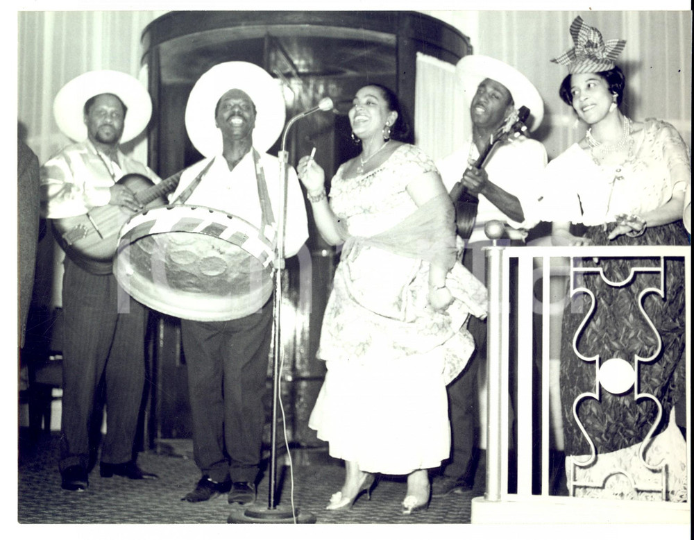 Fotografia d epoca originale 1960 ca PARIS Cantante caraibica MOUNE DE RIVEL con orchestrina da sala 1 1