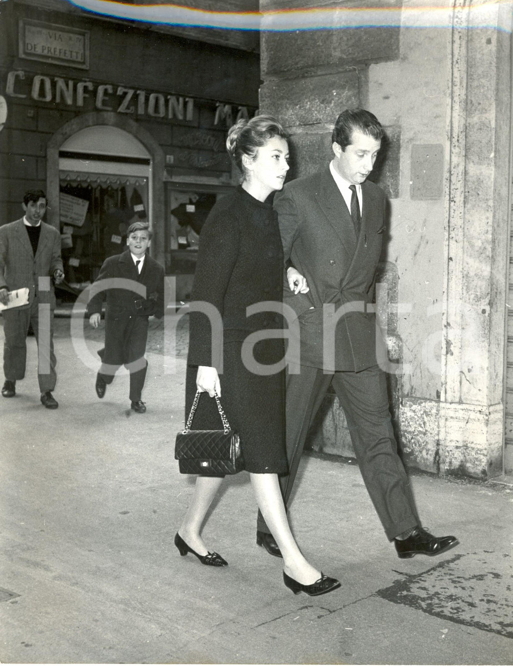 Fotografia d epoca originale 1960 ROMA I principi Alberto e Paola del BELGIO passeggiano in Via DEI PREFETTI 1