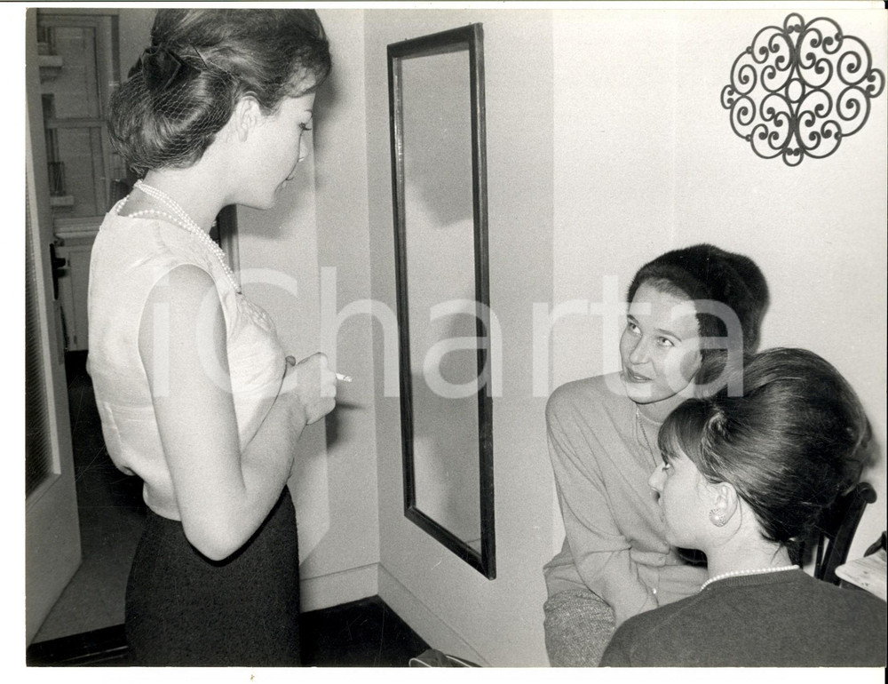 Fotografia d epoca originale 1960 ca PARIS Maria Beatrice di SAVOIA con la sorella Maria Gabriella e un amica 1