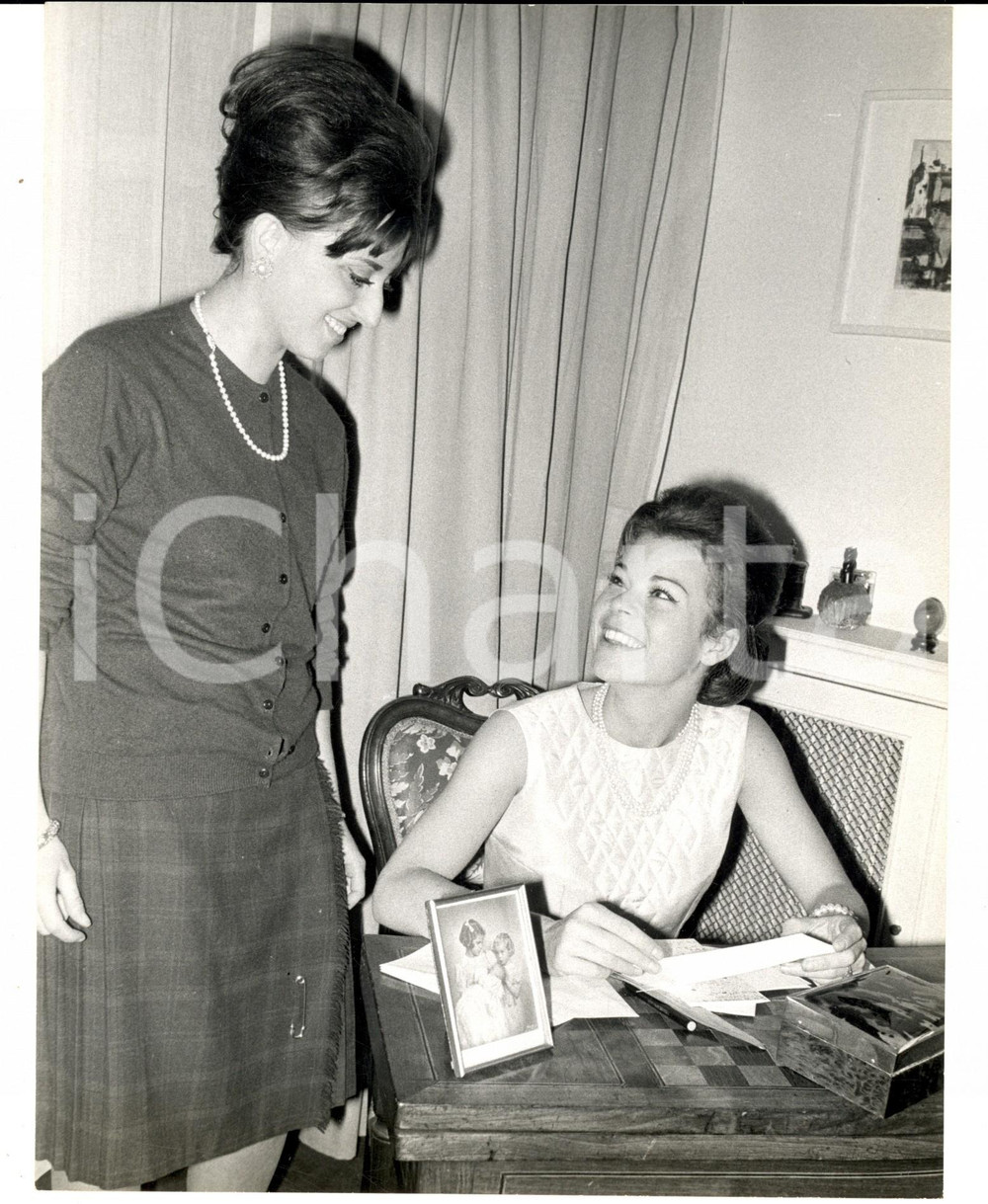 Fotografia d epoca originale 1960 ca PARIS Maria Beatrice di SAVOIA alla scrivania  con un amica Foto 1