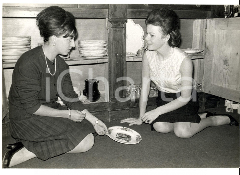 Fotografia d epoca originale 1960 ca PARIS La principessa Maria Beatrice di SAVOIA con un amica Foto 1