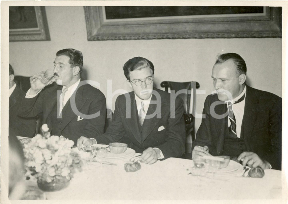 Fotografia d epoca originale 1950 ca SVEZIA Il principe Carlo Giovanni BERNADOTTE ad una cena Fotografia 1