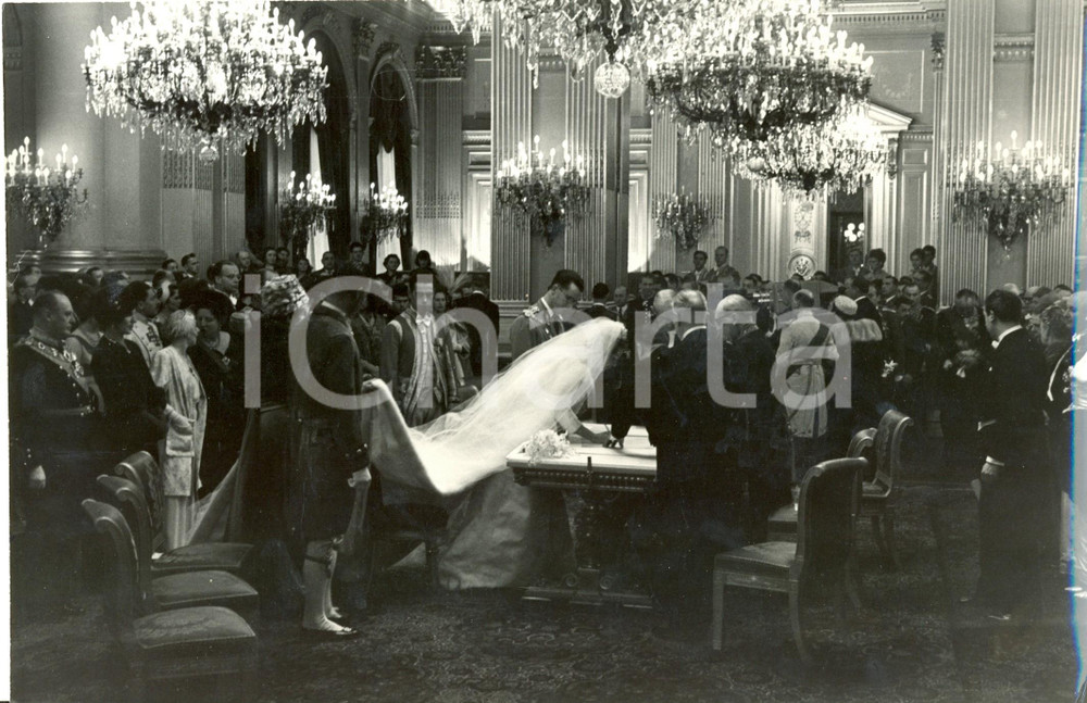 Fotografia d epoca originale 1960 BRUXELLES BALDOVINO e regina FABIOLA firmano registro matrimonio 3 1