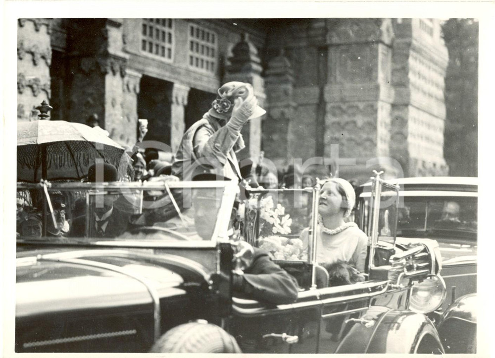 Fotografia d epoca originale 1931 BOIS DE VINCENNES Guglielmina e Giuliana di OLANDA al Pavillon Hollandais 1