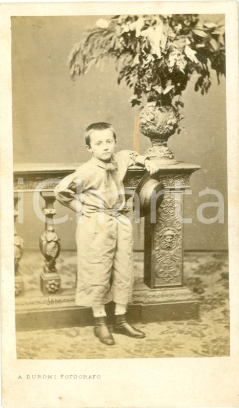 Fotografia d epoca originale 1880 ca MILANO Ritratto di bambino appoggiato a balaustra Foto Alessandro DURONI 1