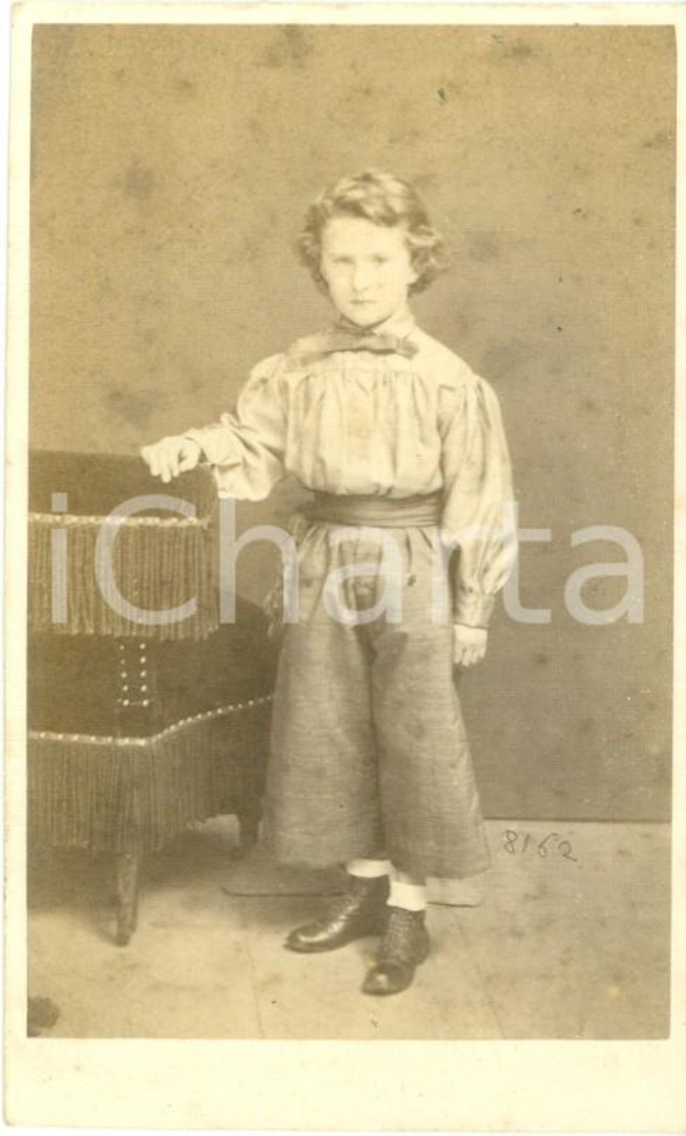 Fotografia d epoca originale 1880 ca MILANO Ritratto di bambino in divisa e papillon Fotografia Giulio ROSSI 1