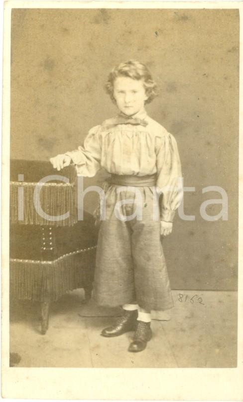 Fotografia d epoca originale 1880 ca MILANO Ritratto di bambino in divisa e papillon Fotografia Giulio ROSSI 1