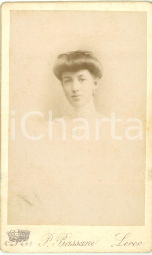 Fotografia d epoca originale 1880 ca LECCO Ritratto di giovane donna con capelli raccolti Foto Pompeo BASSANI 1