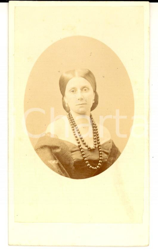Fotografia d epoca originale 1870 ca NAPOLI Donna con collana a doppio giro Foto GRILLET 6x10 cm 1