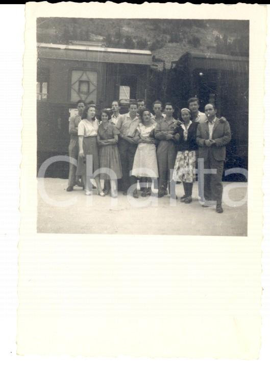 Fotografia d epoca originale 1948 MODANE FRANCE Famiglia in posa con treno alla stazione Fotografia 6x9 1