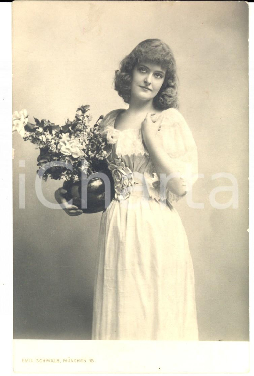 Cartolina originale da collezione 1900 COSTUMI Giovane romantica con vaso di fiori Cartolina VINTAGE Emil SCHWALB 1
