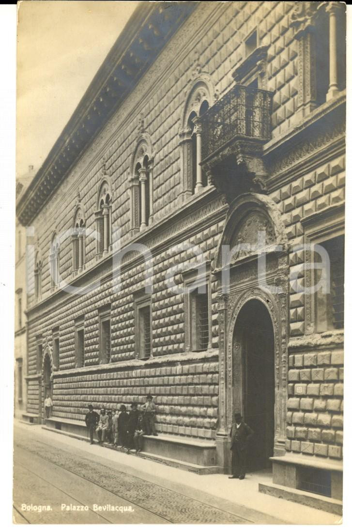 Cartolina originale da collezione 1920 ca BOLOGNA Palazzo BEVILACQUA Cartolina ANIMATA con gruppo di giovani 1