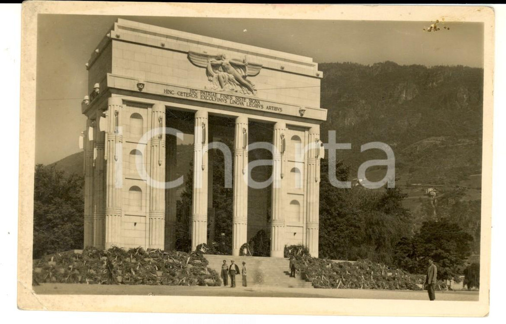 Cartolina originale da collezione 1940 ca BOLZANO Monumento alla Vittoria Cartolina postale ANIMATA FP NV 1