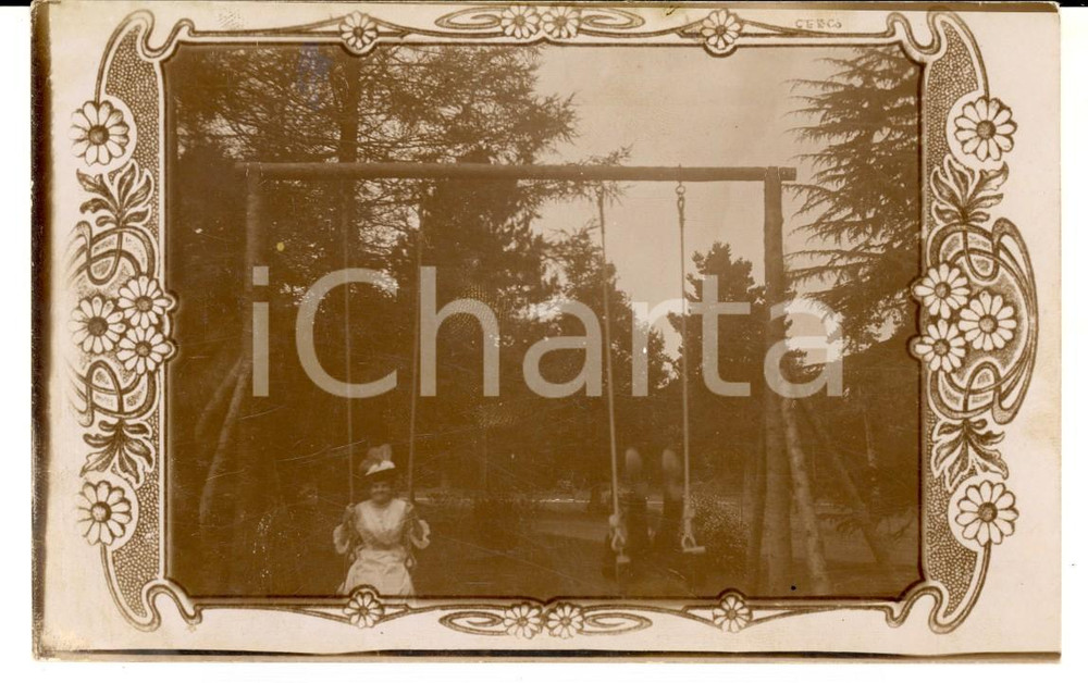 Cartolina originale da collezione 1910 ca COSTUMI Adulti giocano sull altalena Foto cartolina CURIOSA FP NV 1
